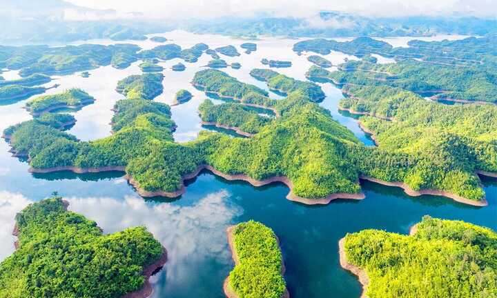 Hồ nước nào được ví như 'Vịnh Hạ Long giữa Tây Nguyên'?
