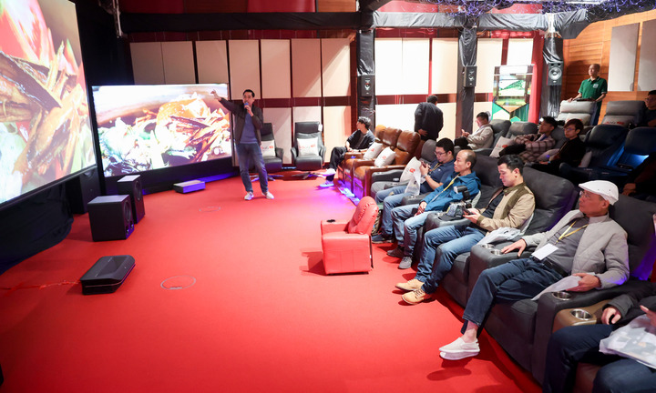 Người Hà Nội trải nghiệm hệ thống nghe nhìn giá tiền tỷ 