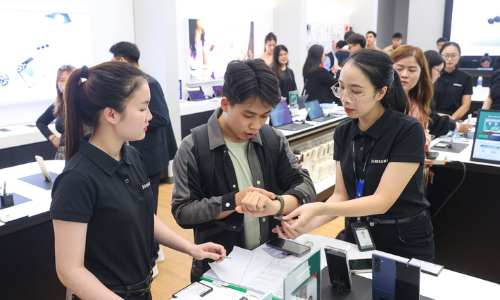 Cạnh tranh với Apple, Samsung tiếp cận khách từ trung tâm thương mại