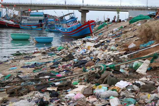 Rác thải nhựa, vỏ hàu bủa vây Đầm Nại ở Ninh Thuận