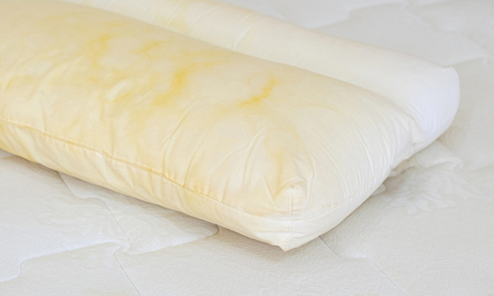 Cách làm sạch ruột gối bị ố vàng 