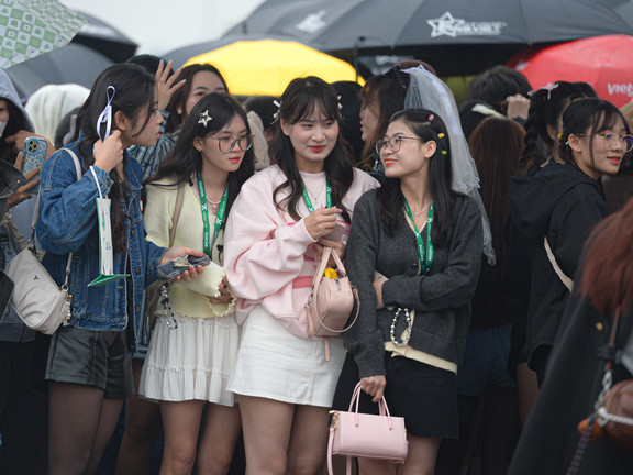 Vượt 70km, đội mưa xếp hàng từ 4h để xem Concert 3 'Anh trai say hi'