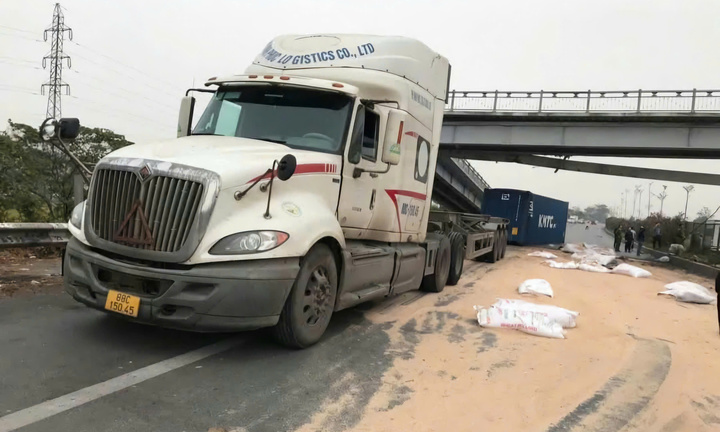 Xe đầu kéo đâm hỏng cầu dân sinh, tạm đóng một đoạn Quốc lộ 18 qua Bắc Ninh