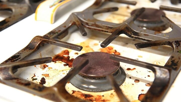 Mẹo làm sạch rỉ sét bếp gas bằng nước cơm