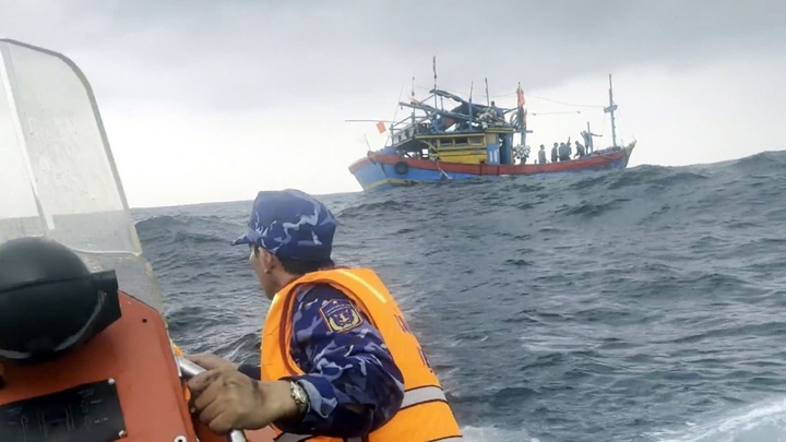 Tàu cá gặp nạn trên biển Quảng Trị, 8 ngư dân được cứu thành công