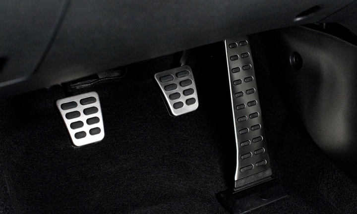 Kinh nghiệm tránh đạp nhầm chân ga tài xế nên biết 