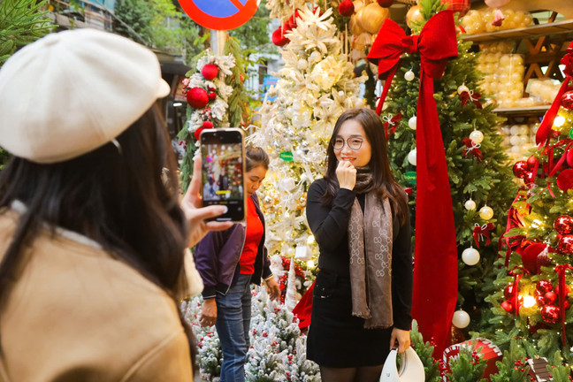 Giới trẻ Hà thành lên đồ 'check-in' Giáng sinh sớm ở phố Hàng Mã