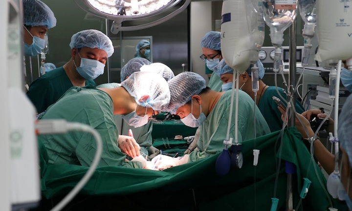Ca đại phẫu của 60 y bác sĩ để người đàn ông chết não trao đi ‘món quà sự sống’