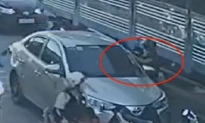 Người đi xe máy hành hung, đập phá ô tô sau va chạm xe ở Bình Dương