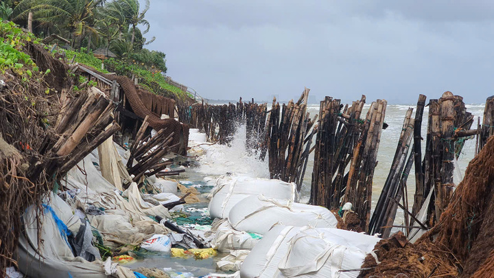 Sóng công phá loạt bờ biển ở Quảng Nam, dân nơm nớp lo sợ