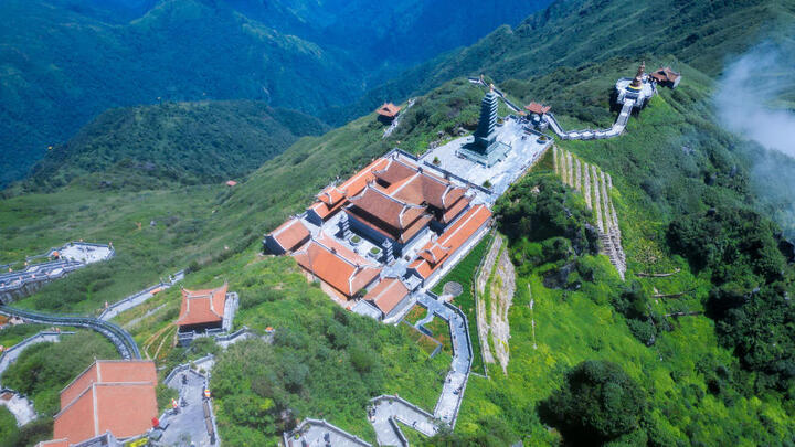Đỉnh Fansipan ngày không mây có gì thú vị?