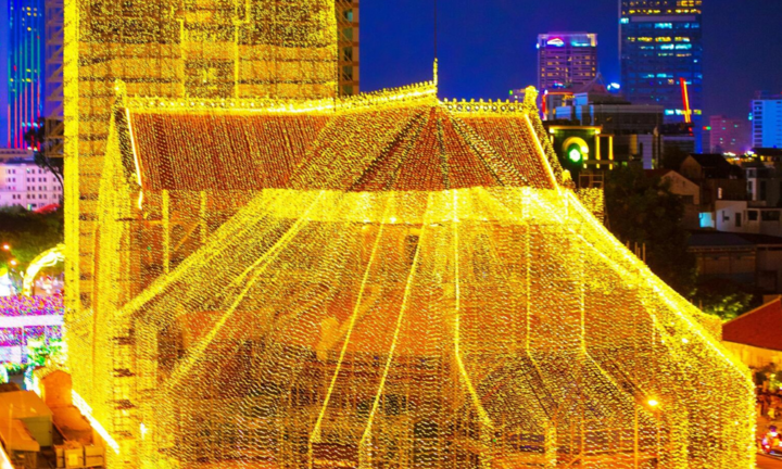 Nhà thờ Đức Bà 'khoác áo mới', rực rỡ ánh vàng đón Giáng sinh 