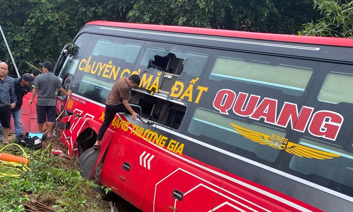 Xe khách lao xuống vệ đường, nhiều người bị thương