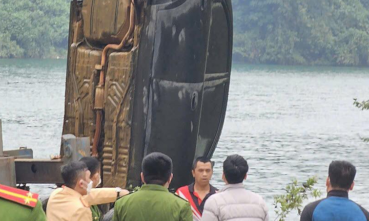 Phát hiện thi thể trong ô tô rơi xuống hồ thủy điện Hòa Bình