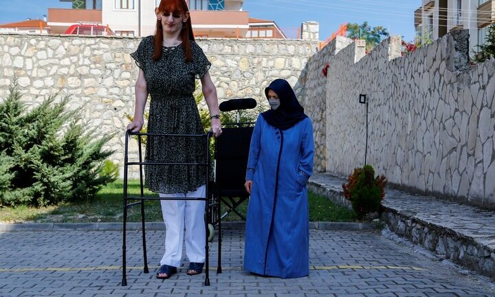 Hành trình khó khăn giúp cô gái cao nhất thế giới có thể đi máy bay