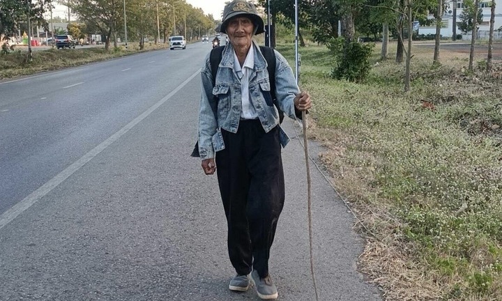 Lên thành phố không tìm được con trai, ông lão 85 tuổi đi bộ 300km về quê