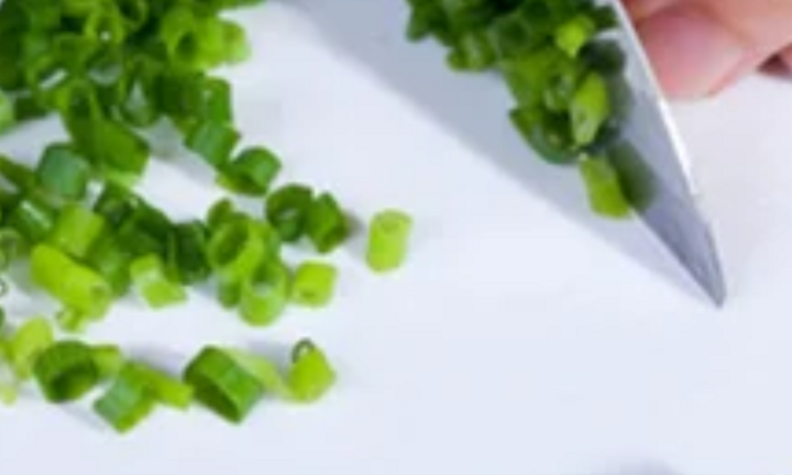 Hít phải hơi hành ta, người phụ nữ khó thở, mất ý thức, hôn mê