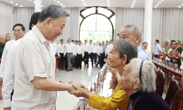 Tổng Bí thư Tô Lâm gặp mặt người có công tiêu biểu tỉnh Đồng Tháp