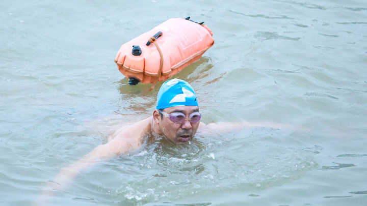 Hà Nội rét 13 độ C, già trẻ vẫn rủ nhau đi bơi ở sông Hồng