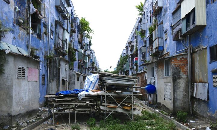 2.500 người dân ở Đà Nẵng sống trong chung cư xuống cấp, mưa phải giăng bạt