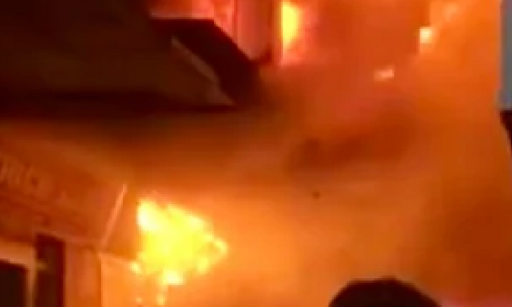 Cháy xưởng gỗ ở Hà Nội trong đêm, khói lửa bốc cao cuồn cuộn