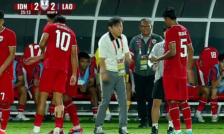 HLV Shin Tae-yong tức giận quát 2 cầu thủ Indonesia ở trận hòa với đội tuyển Lào