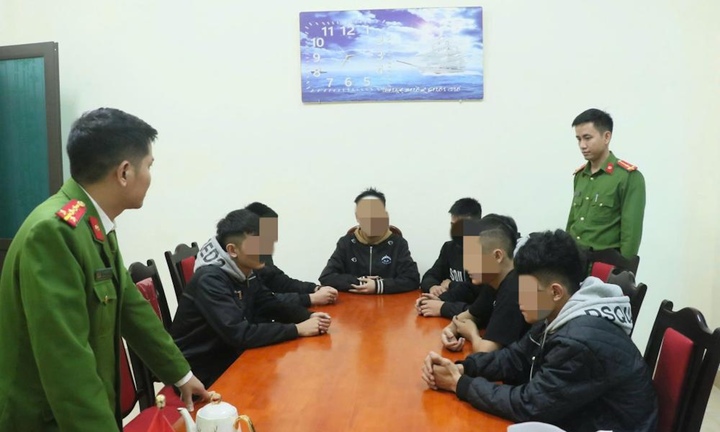 Khởi tố 10 thanh thiếu niên ở Hà Tĩnh mang dao, vỏ chai bia đi hỗn chiến