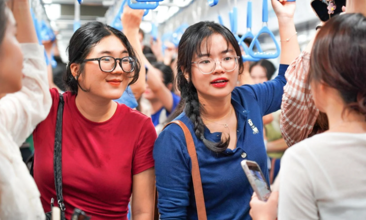 Người dân TP.HCM trải nghiệm tàu Metro số 1 trước ngày chạy thương mại