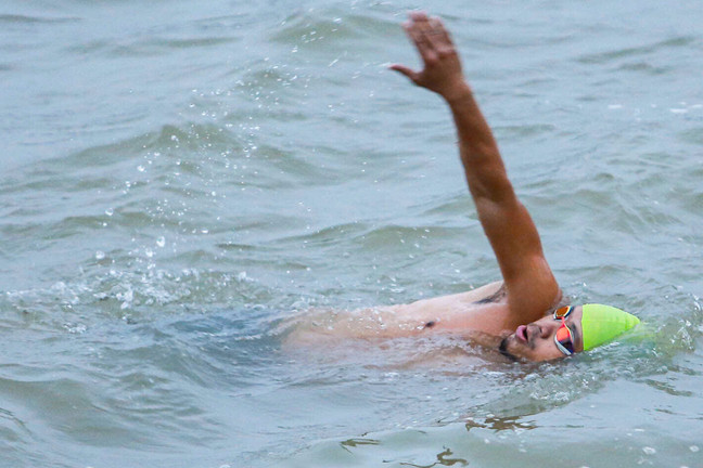 Những 'kình ngư' bơi lội dưới sông Hồng trong ngày Hà Nội rét nhất từ đầu đông