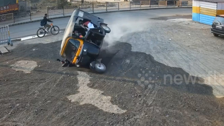 Chở quá tải, xe 3 bánh lật nhào, 8 người bị thương