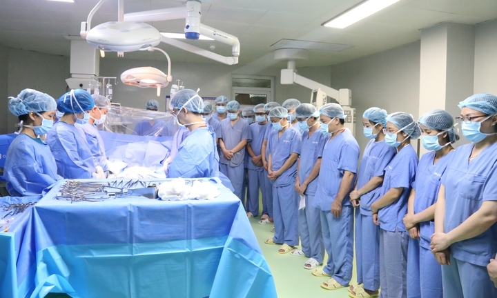60 y bác sĩ cúi đầu tri ân chàng trai 18 tuổi chết não hiến tạng cứu người
