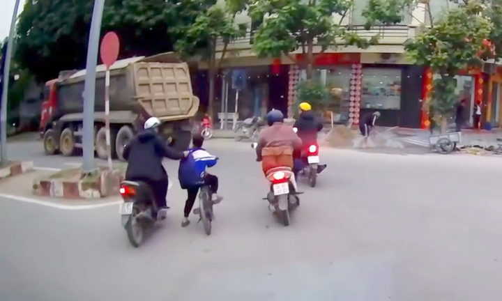 Lời kể của người đàn ông kéo cháu bé khỏi điểm mù xe tải ở Hòa Bình