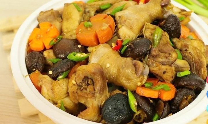 Cách làm gà kho nấm ngon mềm đơn giản