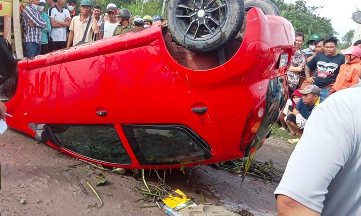 Ô tô rơi dưới kênh Tràm Văn ở Long An, một người tử vong