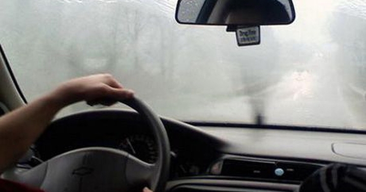 Kinh nghiệm lái ô tô trong thời tiết mưa rét