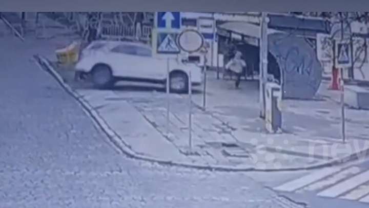 Ô tô chao đảo 'bay' vào nhà chờ xe buýt