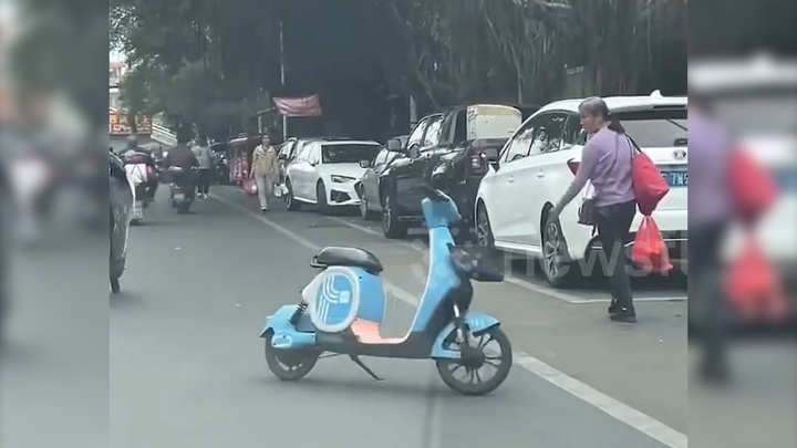 Xe điện 'phát điên' tự di chuyển trên đường phố ở Trung Quốc