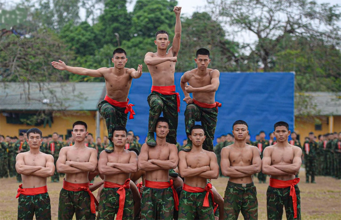 Lính đặc công mình trần luyện võ  giữa giá rét để chuẩn bị Triển lãm Quốc phòng