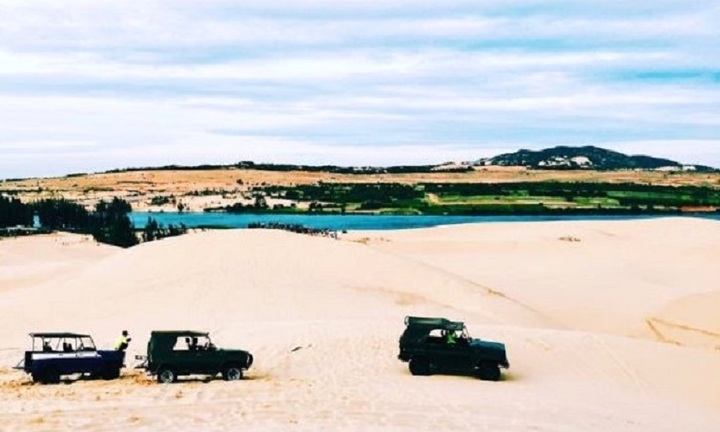 Tận hưởng gió biển tại đồi cát trắng đẹp nhất Bình Thuận