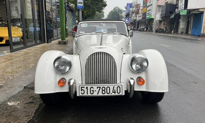 Ông Đặng Lê Nguyên Vũ lần đầu mang xe mui trần Morgan ra phố sau 10 năm về nước