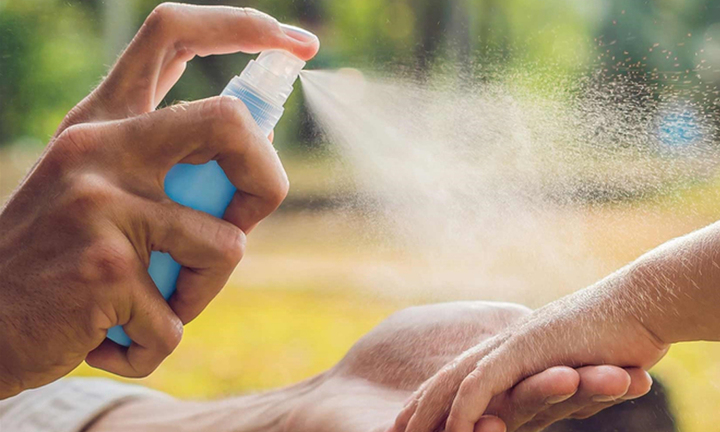 Cách tự chế thuốc xịt chống muỗi an toàn chỉ trong vài phút