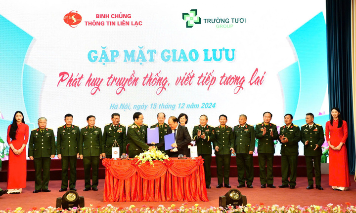 Giao lưu giữa Binh chủng Thông tin liên lạc và Tập đoàn Trường Tươi