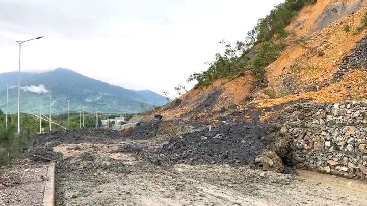 Dự án 1.500 tỷ ở Đà Nẵng sạt lở, kè đá đổ sập, bùn tràn lấp mặt đường