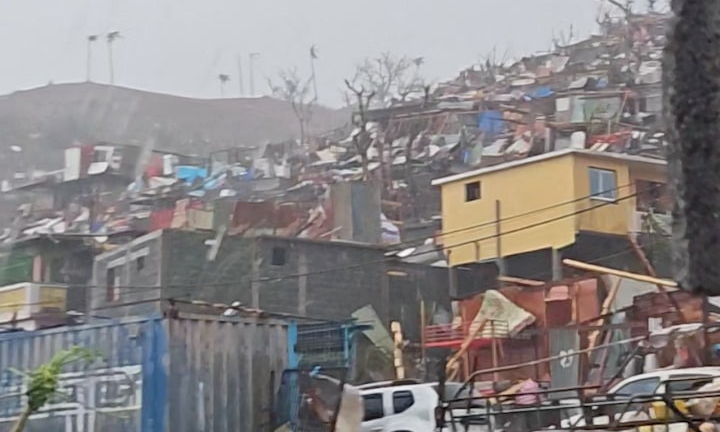 Cơn bão mạnh nhất thế kỷ càn quét hòn đảo của Pháp