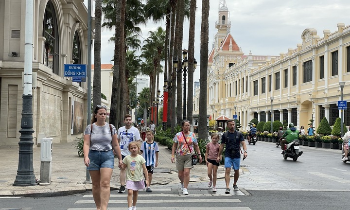 Khách mạnh dạn 'xuống tiền', doanh nghiệp tất bật mở tour chơi Tết Ất Tỵ 2025