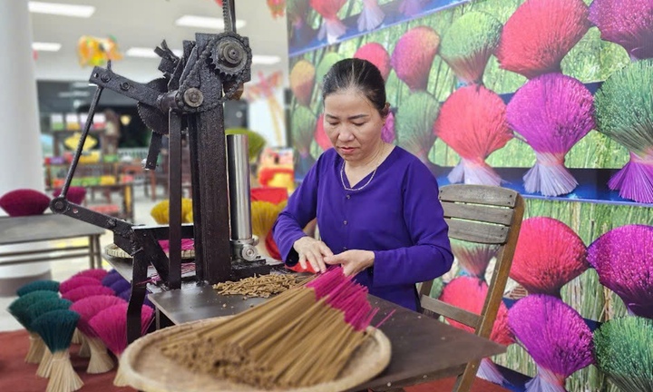 Có gì ở làng sản xuất hương trầm trăm tuổi hút khách du lịch bậc nhất Cố đô Huế?
