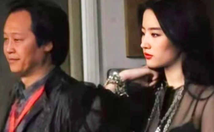 Lưu Diệc Phi đi ăn cùng bố nuôi tỷ phú