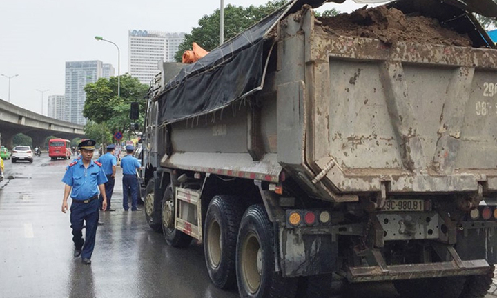 Xe chở vật liệu làm rơi vãi ra đường bị phạt bao nhiêu tiền?