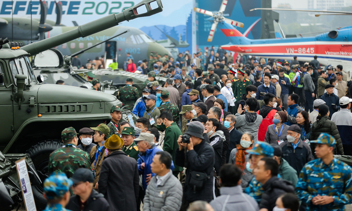 Người dân có thể vào tham quan triển lãm quốc phòng từ sáng 21/12