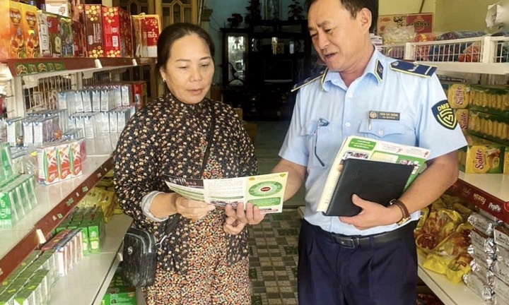 Cục Quản lý thị trường Quảng Bình phát 10.000 tờ rơi tuyên truyền chống hàng giả